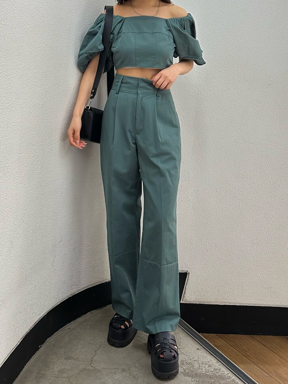 グリーン系のその他パンツ、グリーン系のシャツ/ブラウス、ブラック系のサンダルを着用したレディースの春コーディネートの4枚目の写真