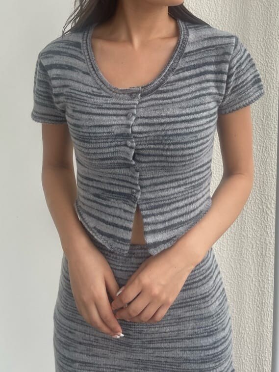 ブラック系のブーツ、ブラック系のスカート、ブラック系のニット/セーターを着用したレディースの夏コーディネートの4枚目の写真