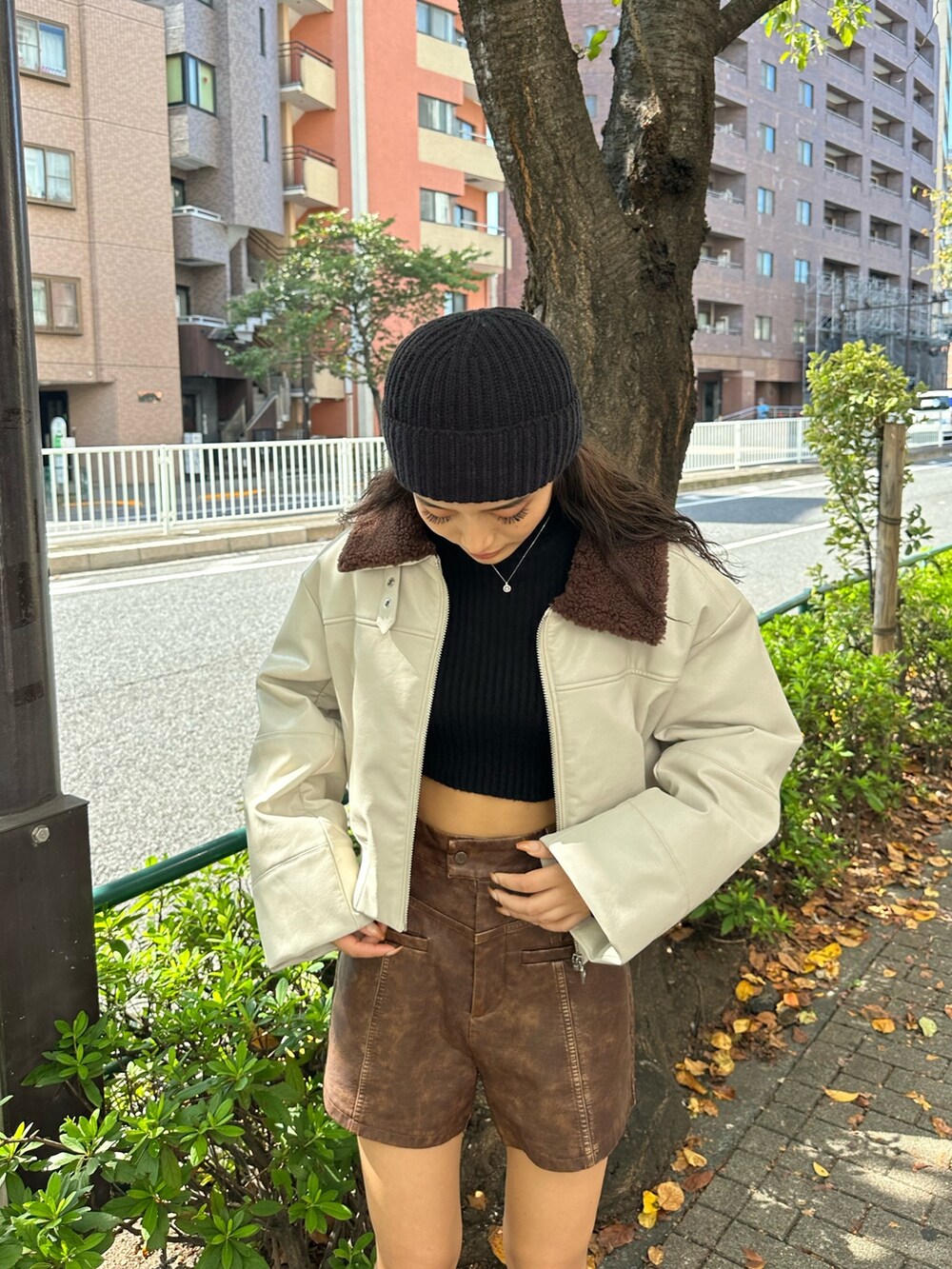 ブラウン系のその他パンツ、ホワイト系のブルゾン、ブラック系のニット/セーターを着用したレディースの秋コーディネートの5枚目の写真