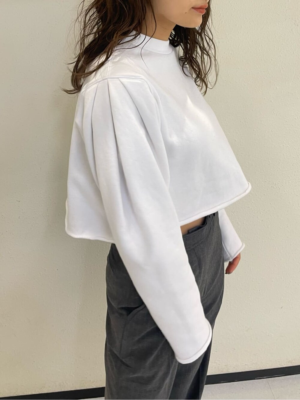 グレー系のムートンコート、ホワイト系のTシャツ/カットソー、グレー系のその他パンツを着用したレディースの冬コーディネートの6枚目の写真