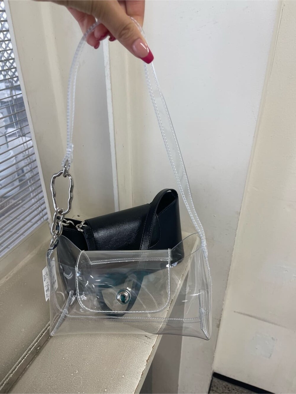 ブラック系のサンダル、ブラック系のデニムパンツ、その他のハンドバッグを着用したレディースの春コーディネートの8枚目の写真