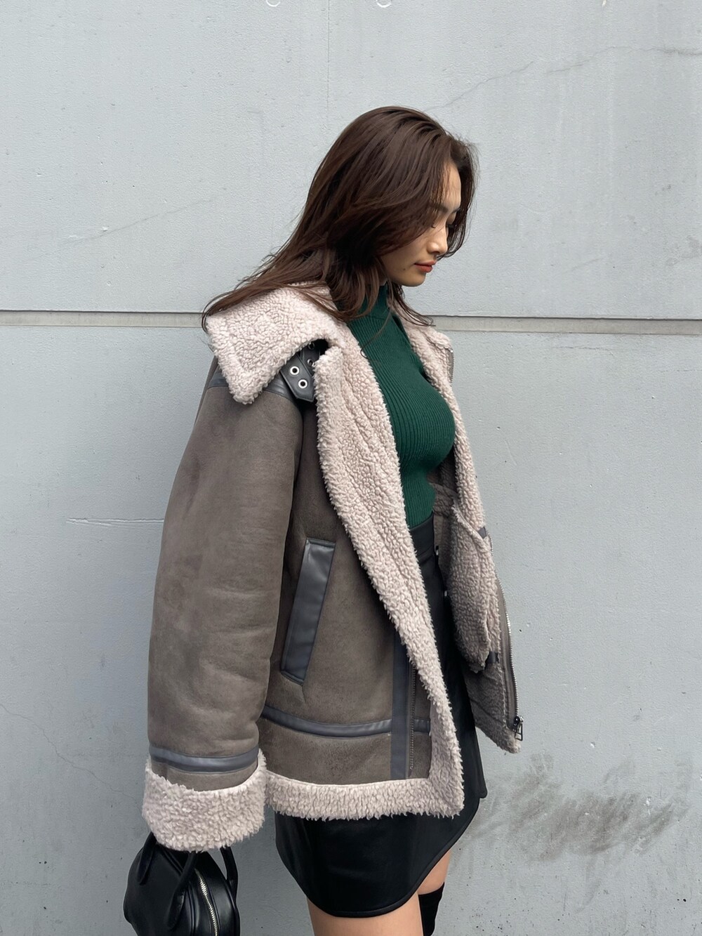 グレー系のブルゾン、その他のスカート、ブラック系のブーツを着用したレディースの秋コーディネートの5枚目の写真