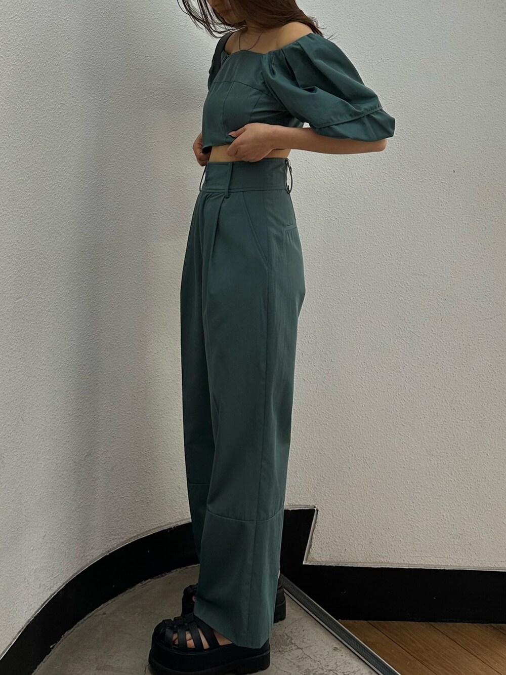 グリーン系のその他パンツ、グリーン系のシャツ/ブラウス、ブラック系のサンダルを着用したレディースの春コーディネートの3枚目の写真