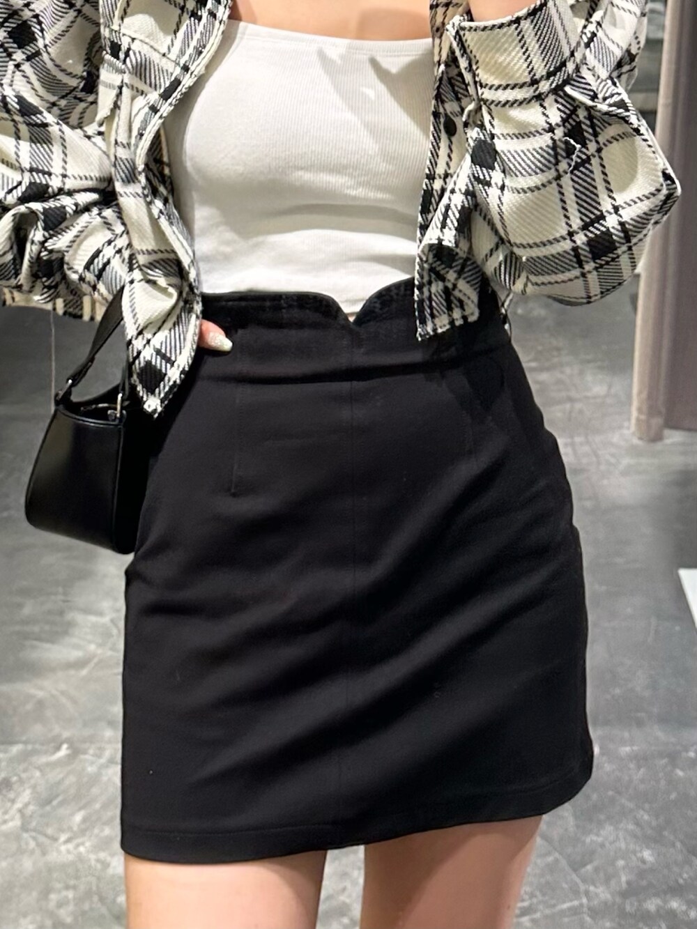 ホワイト系のキャミソール、ブラック系のハンドバッグ、その他のシャツ/ブラウスを着用したレディースの春コーディネートの5枚目の写真