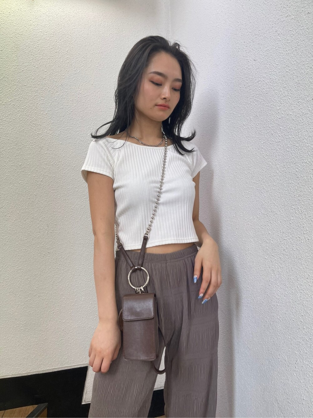 グレー系のその他パンツ、ブラウン系のショルダーバッグ、ホワイト系のTシャツ/カットソーを着用したレディースの春コーディネートの2枚目の写真