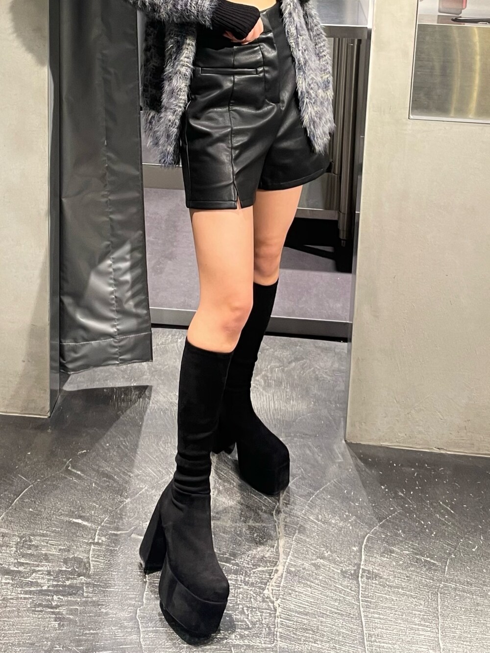 その他のカーディガン/ボレロ、ブラック系のニット/セーター、その他のその他パンツを着用したレディースの冬コーディネートの5枚目の写真