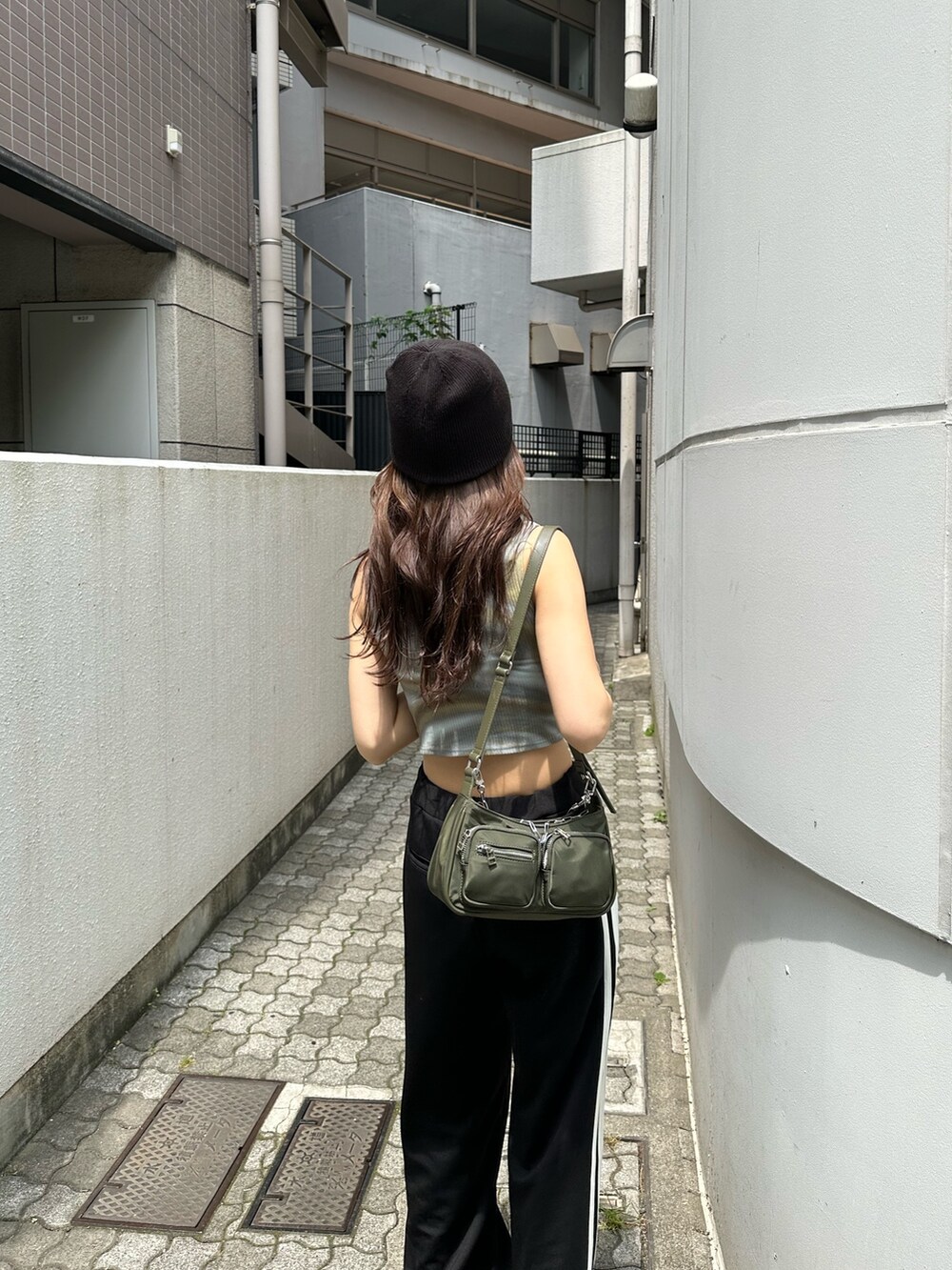 その他のタンクトップ、ブラック系のその他パンツ、ブラック系のサンダルを着用したレディースの夏コーディネートの5枚目の写真