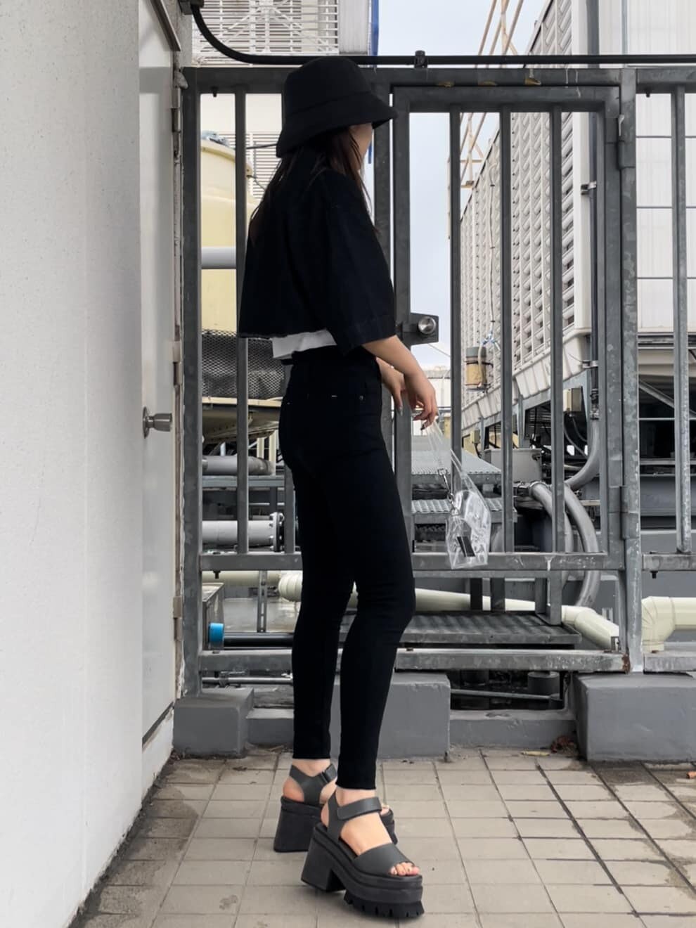 ブラック系のデニムパンツ、その他のハンドバッグ、グレー系のサンダルを着用したレディースの夏コーディネートの3枚目の写真