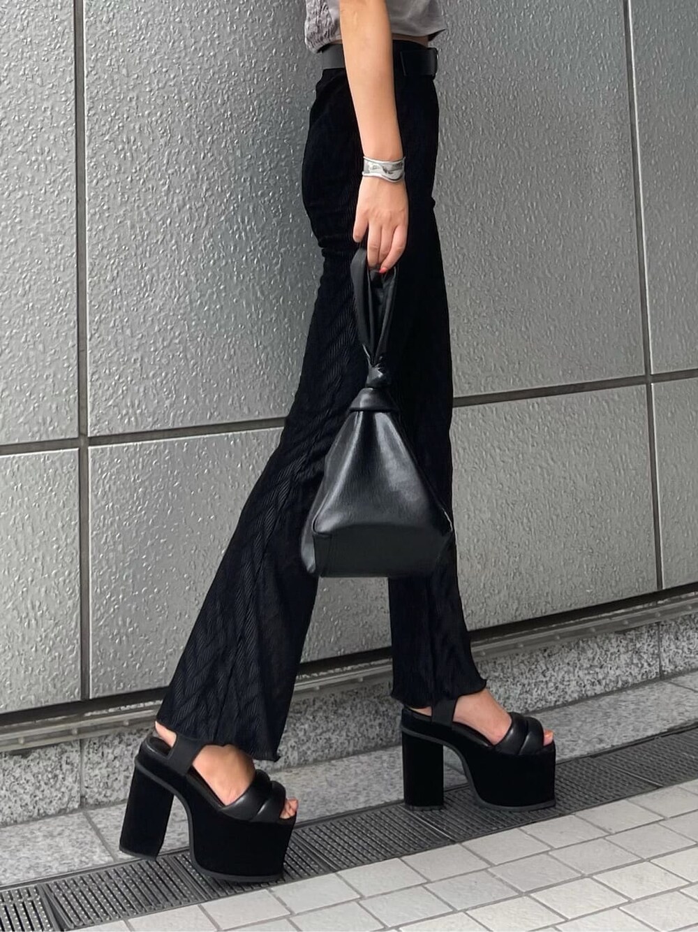 ブラック系のハンドバッグ、ブラック系のその他パンツ、ブラック系のサンダルを着用したレディースの夏コーディネートの4枚目の写真