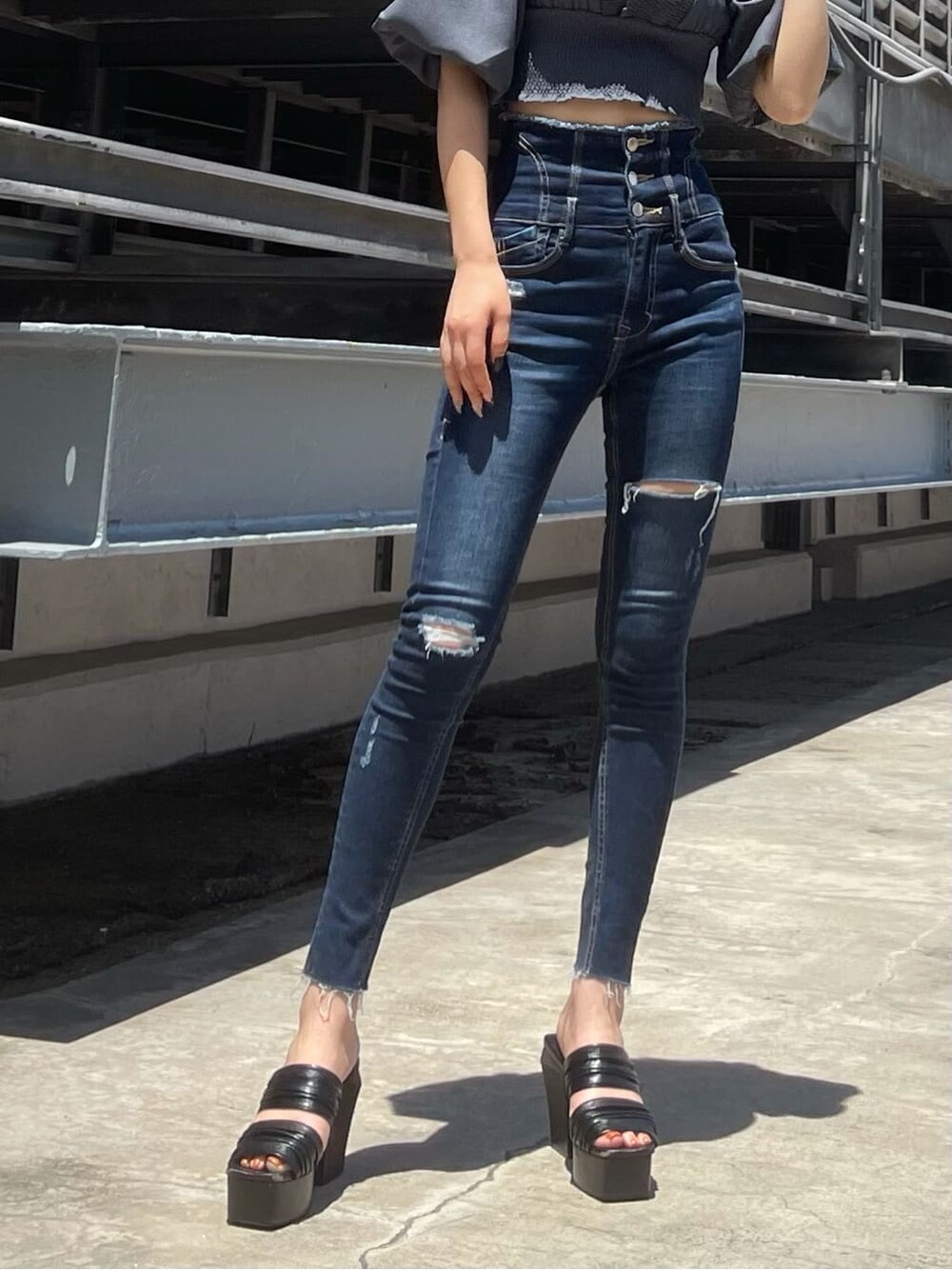 ブラック系のサンダル、ブルー系のデニムパンツ、ブルー系のシャツ/ブラウスを着用したレディースの夏コーディネートの5枚目の写真