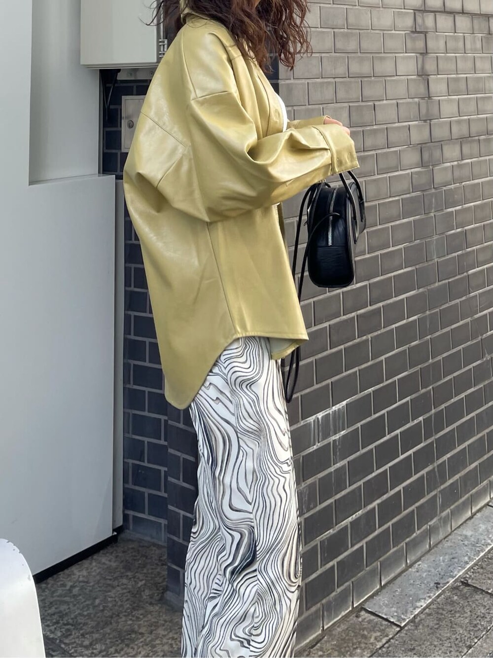 その他のその他パンツ、ブラック系のブーツ、イエロー系のシャツ/ブラウスを着用したレディースの秋コーディネートの5枚目の写真