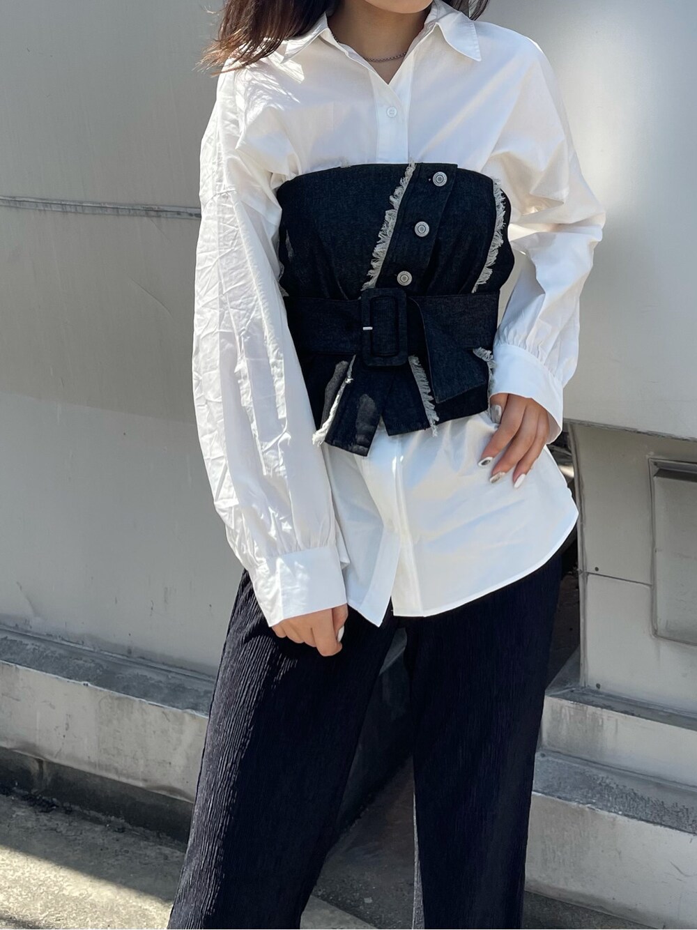 ブラック系のシャツ/ブラウス、ブラック系のその他パンツ、ブラック系のサンダルを着用したレディースの春コーディネートの3枚目の写真