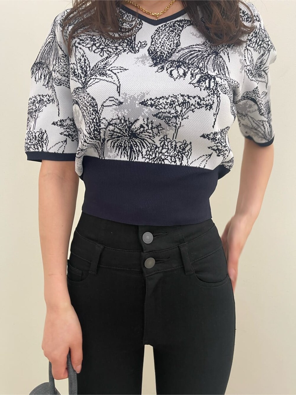 ホワイト系のローファー、ブラック系のハンドバッグ、ブラック系のデニムパンツを着用したレディースの春コーディネートの4枚目の写真