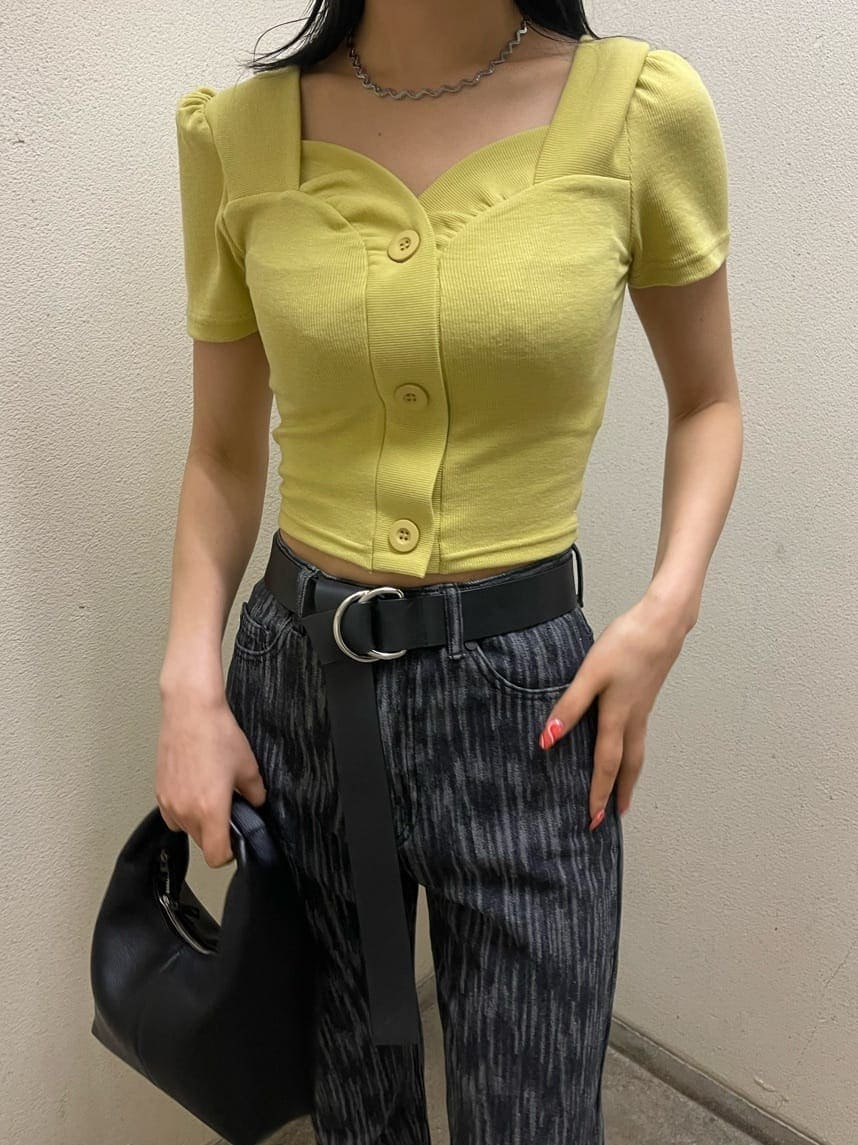 ブラック系のデニムパンツ、イエロー系のTシャツ/カットソー、ブラック系のサンダルを着用したレディースの夏コーディネートの6枚目の写真