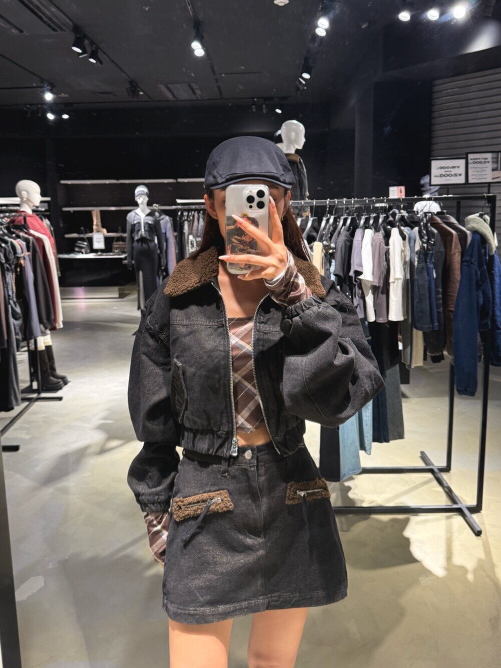 ブラウン系のTシャツ/カットソー、ブラック系のスカート、ブラック系のブーツを着用したレディースの秋コーディネートの4枚目の写真