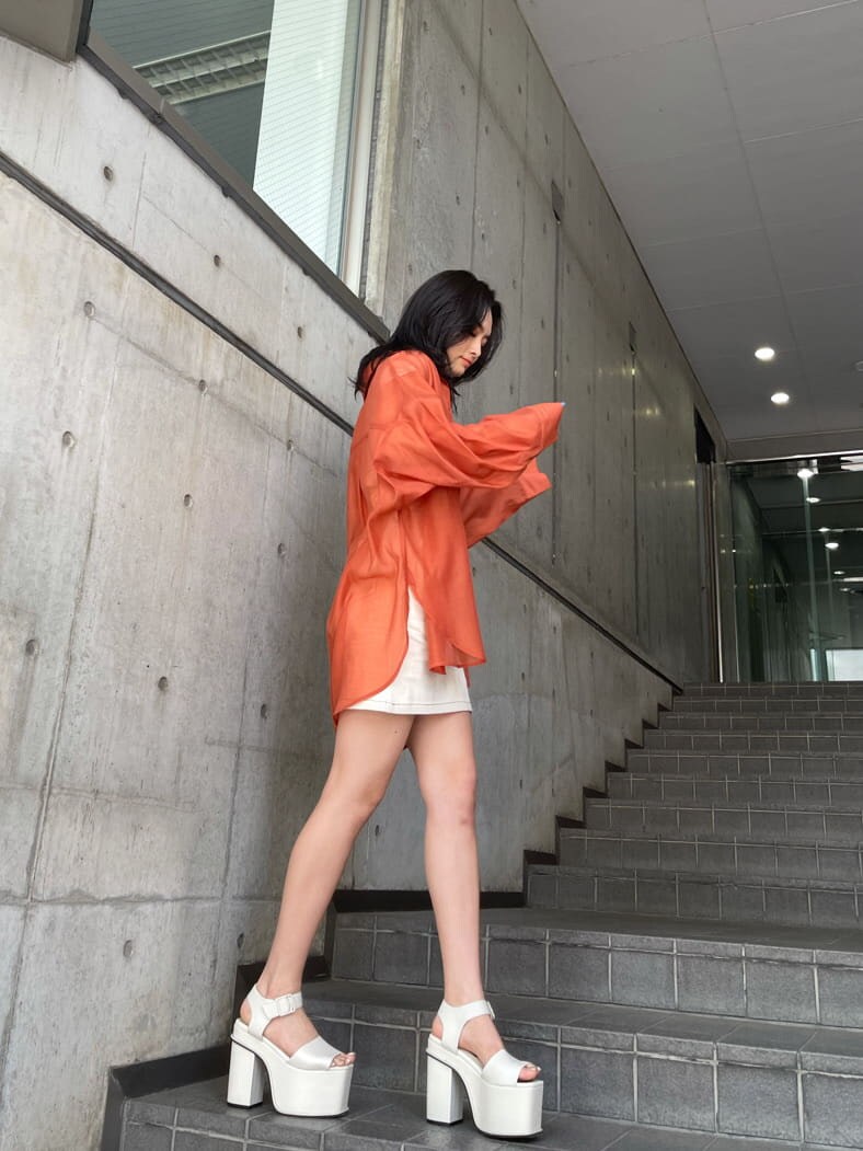 ホワイト系のサンダル、ホワイト系のTシャツ/カットソー、オレンジ系のシャツ/ブラウスを着用したレディースの夏コーディネートの3枚目の写真