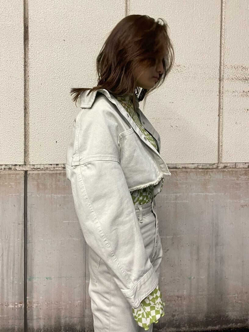 ブラック系のローファー、ホワイト系のデニムジャケット、その他のTシャツ/カットソーを着用したレディースの冬コーディネートの5枚目の写真