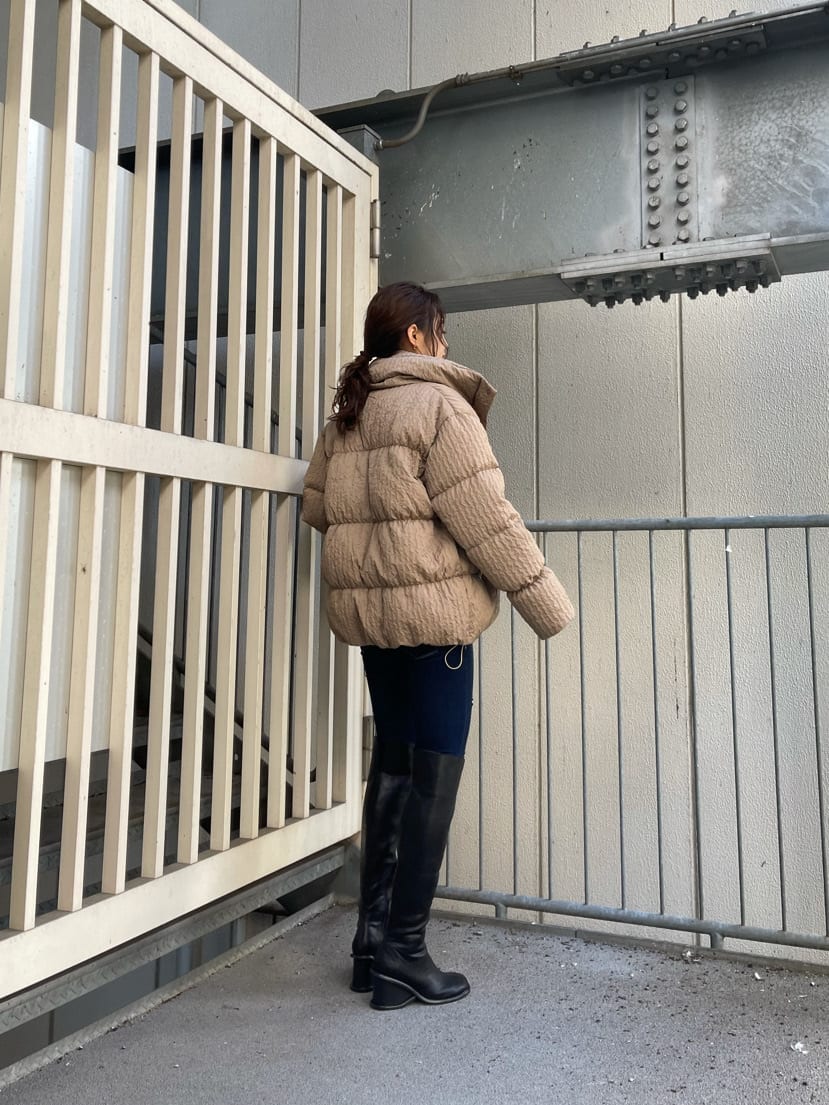 ブルー系のデニムパンツ、ブラック系のブーツ、ホワイト系のTシャツ/カットソーを着用したレディースの秋コーディネートの6枚目の写真