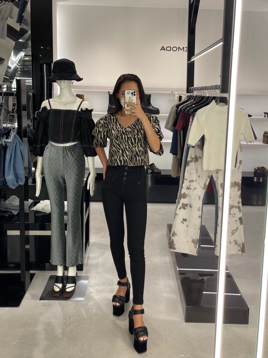 ブラック系のサンダル、ブラック系のデニムパンツ、その他のシャツ/ブラウスを着用したレディースの夏コーディネートの2枚目の写真