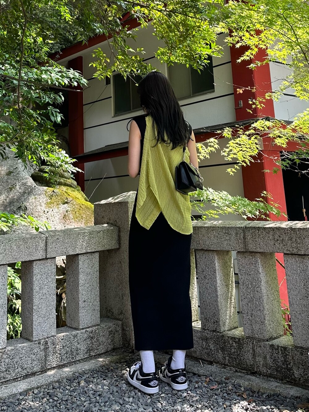 ブラック系のワンピースを着用したレディースの夏コーディネートの3枚目の写真