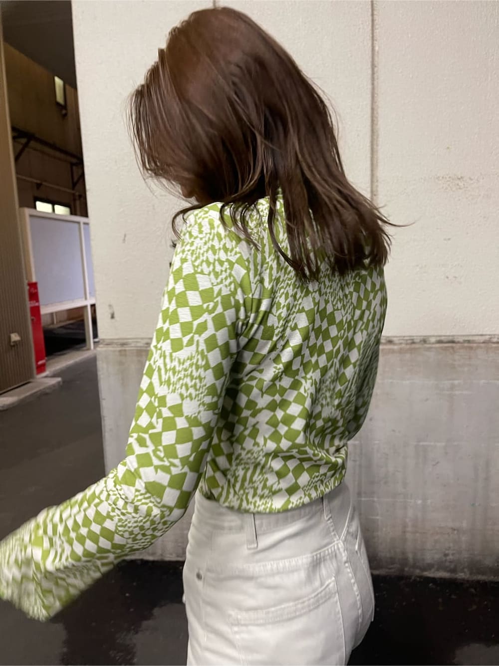 ブラック系のローファー、ホワイト系のデニムジャケット、その他のTシャツ/カットソーを着用したレディースの冬コーディネートの8枚目の写真