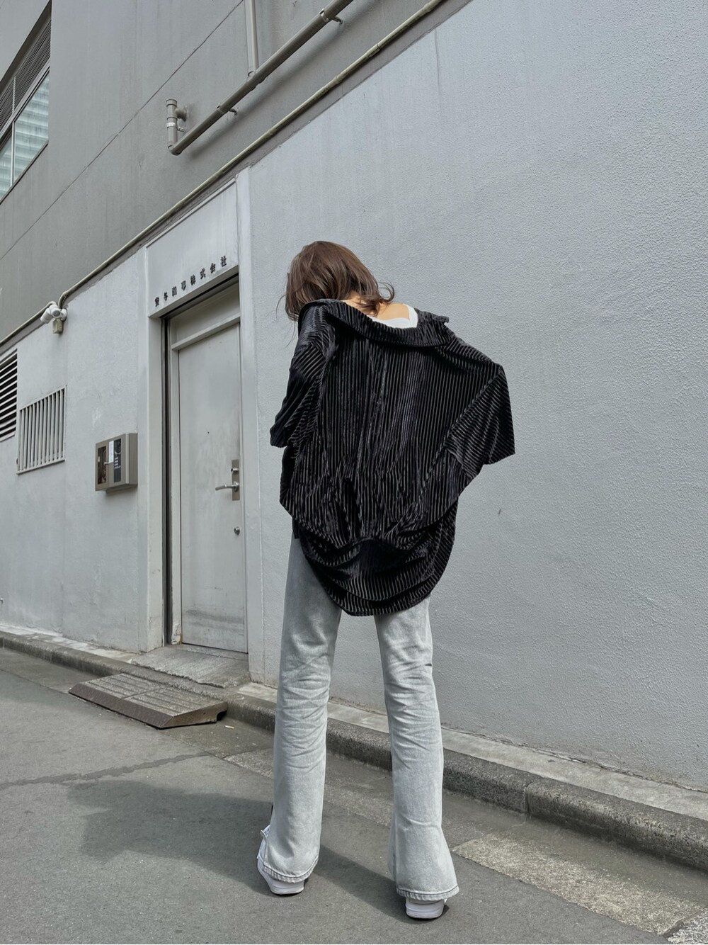 ブラック系のデニムパンツ、ブラック系のシャツ/ブラウス、ホワイト系のタンクトップを着用したレディースの春コーディネートの3枚目の写真