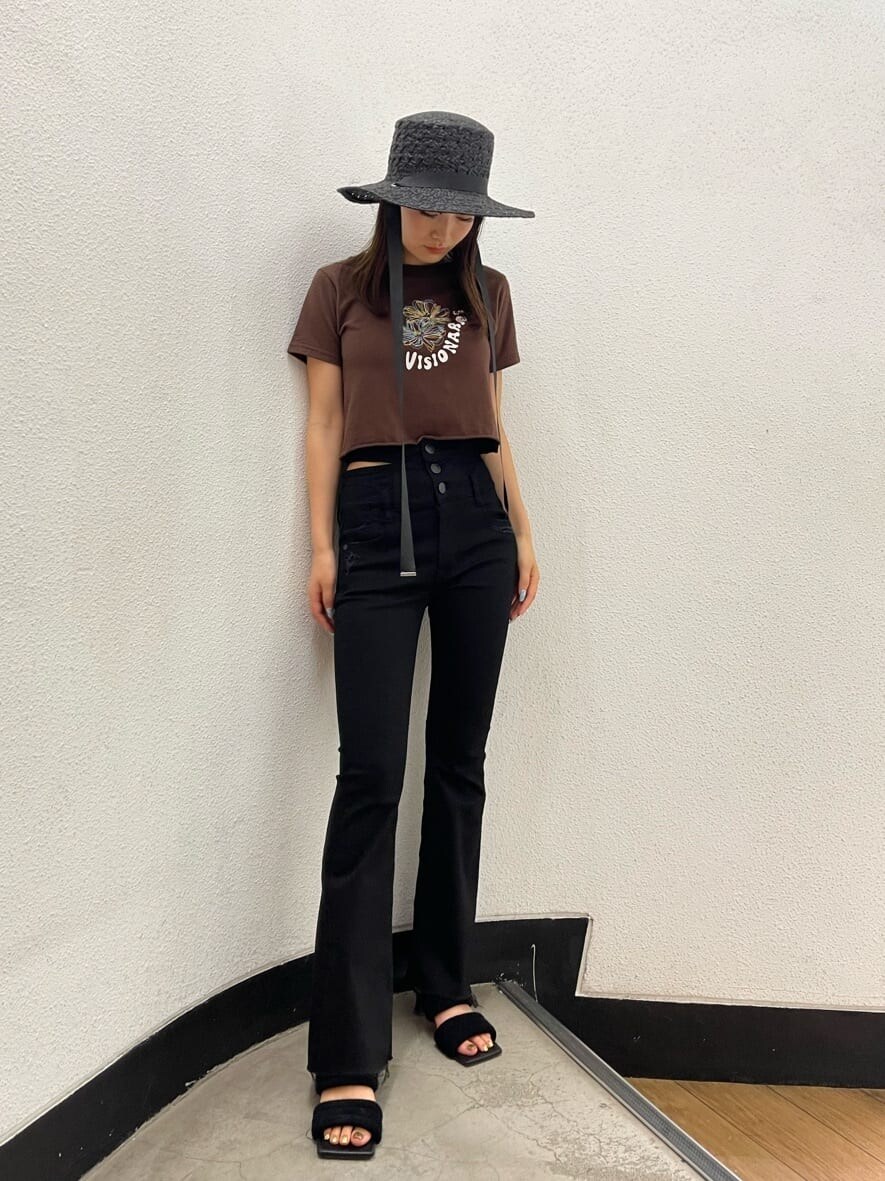 ブラウン系のTシャツ/カットソー、ブラック系のデニムパンツ、ブラック系のサンダルを着用したレディースの夏コーディネートの2枚目の写真