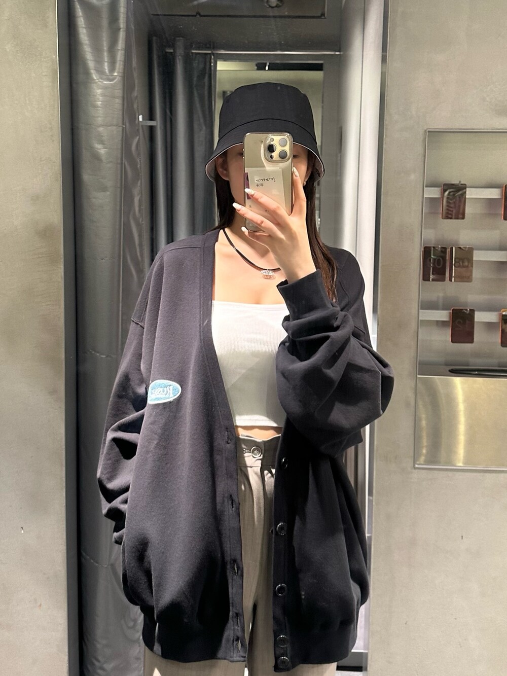 ブラック系のカーディガン/ボレロ、その他のその他パンツ、ホワイト系のキャミソールを着用したレディースの春コーディネートの2枚目の写真