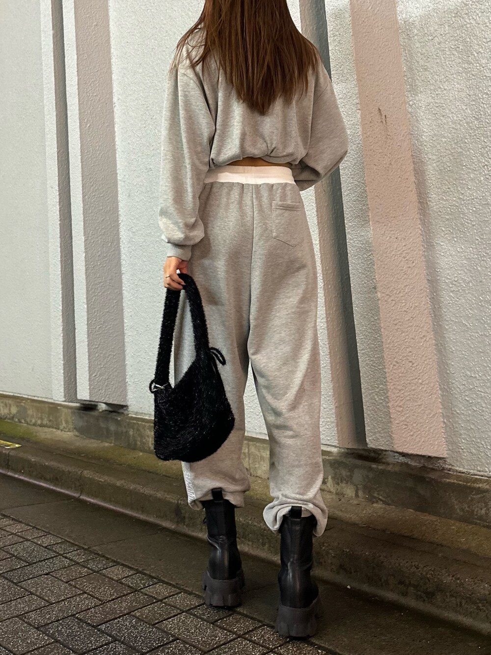 グレー系のスウェットパンツ、グレー系のスウェットを着用したレディースの秋コーディネートの3枚目の写真