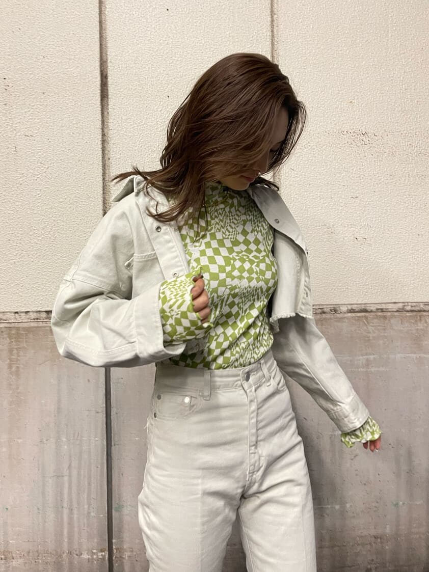 ブラック系のローファー、ホワイト系のデニムジャケット、その他のTシャツ/カットソーを着用したレディースの冬コーディネートの3枚目の写真