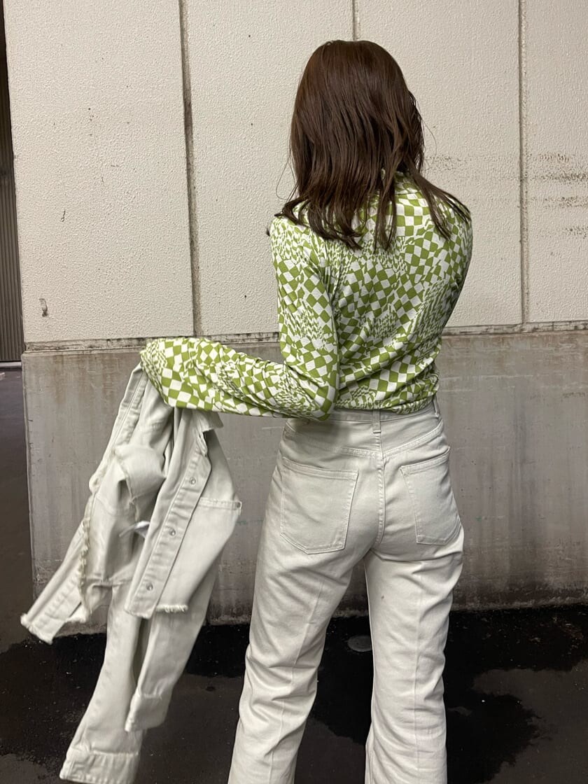 ブラック系のローファー、ホワイト系のデニムジャケット、その他のTシャツ/カットソーを着用したレディースの冬コーディネートの7枚目の写真