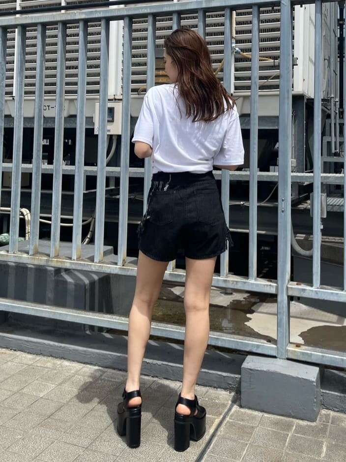 ブラック系のサンダル、ブラック系のデニムパンツ、ホワイト系のTシャツ/カットソーを着用したレディースの春コーディネートの7枚目の写真