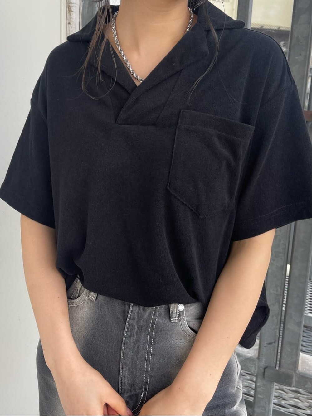 ブラック系のサンダル、ブラック系のデニムパンツ、その他のハンドバッグを着用したレディースの春コーディネートの7枚目の写真