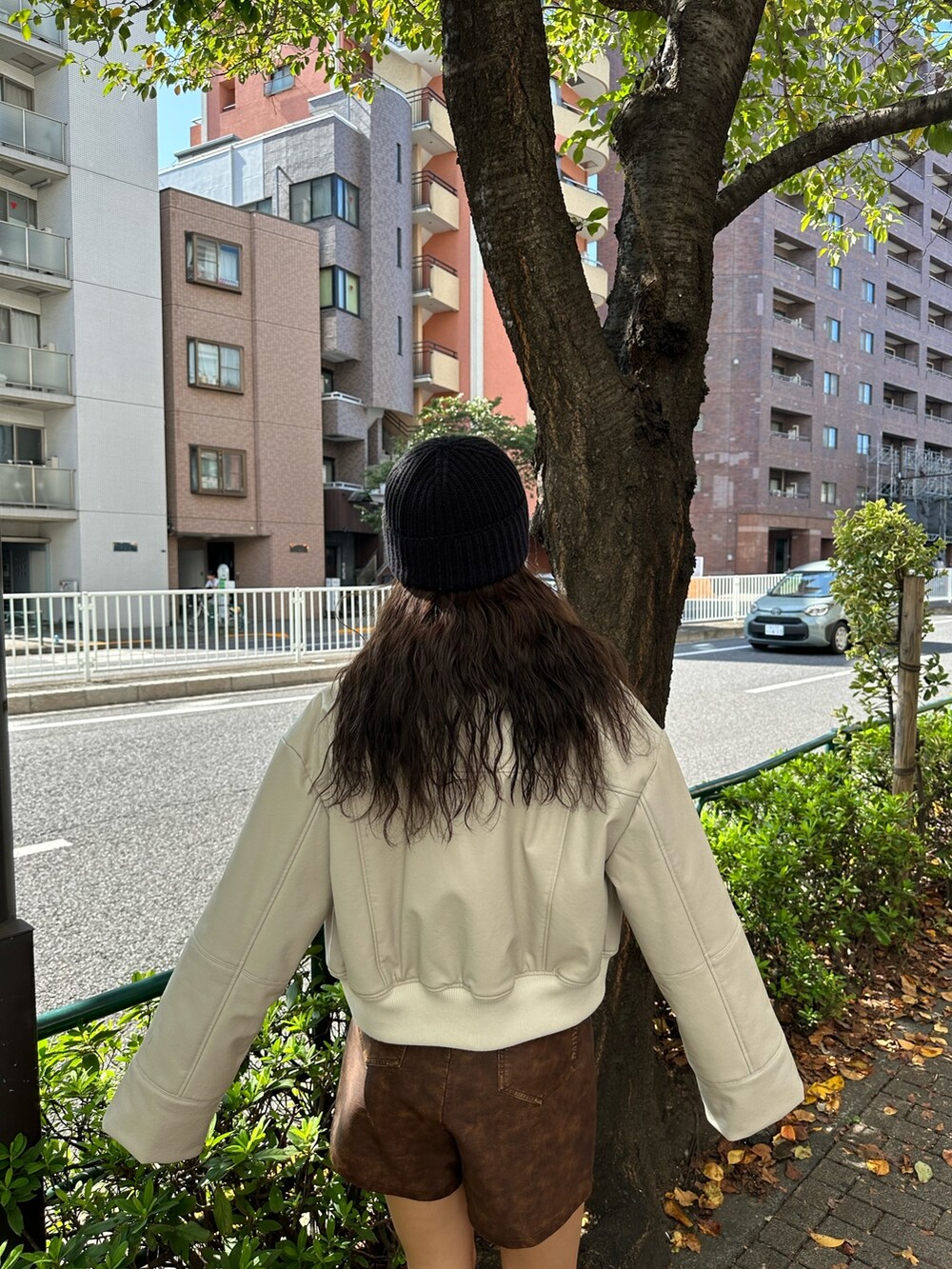 ブラウン系のその他パンツ、ホワイト系のブルゾン、ブラック系のニット/セーターを着用したレディースの秋コーディネートの6枚目の写真