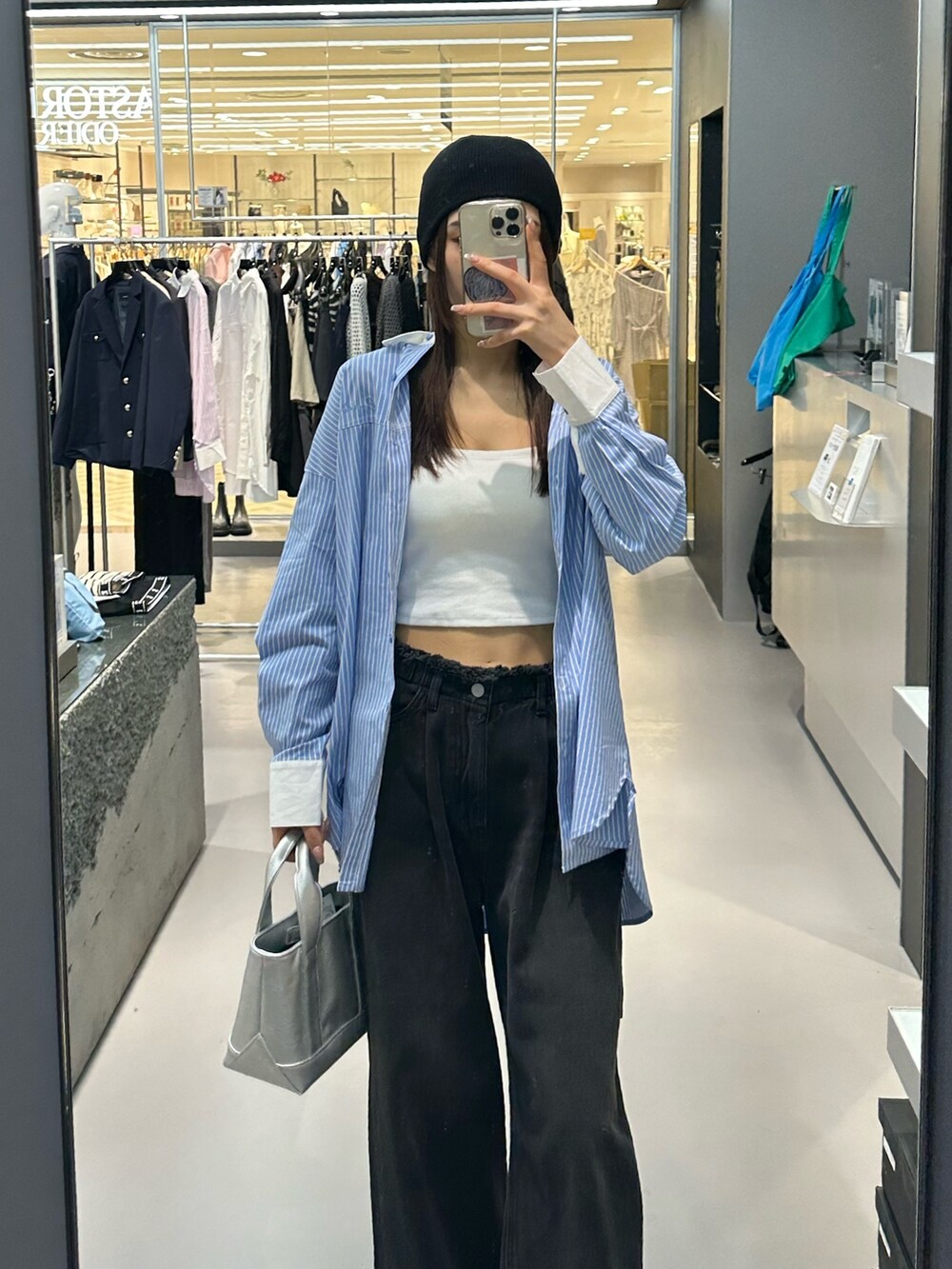 ブラック系のデニムパンツ、ホワイト系のキャミソール、ブルー系のシャツ/ブラウスを着用したレディースの冬コーディネートの3枚目の写真