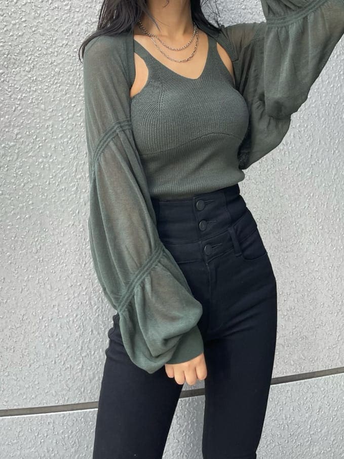 グリーン系のカーディガン/ボレロ、その他のパンプス、ブラック系のデニムパンツを着用したレディースの夏コーディネートの3枚目の写真