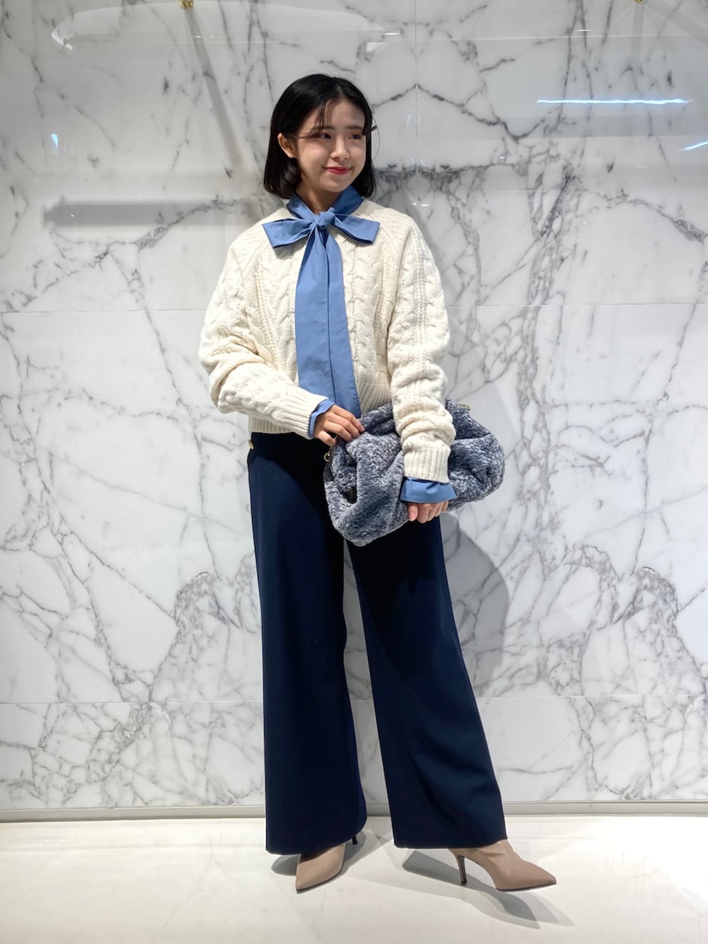 ブルー系のその他パンツ、ホワイト系のニット/セーター、ブルー系のシャツ/ブラウスを着用したレディースの秋コーディネートの2枚目の写真