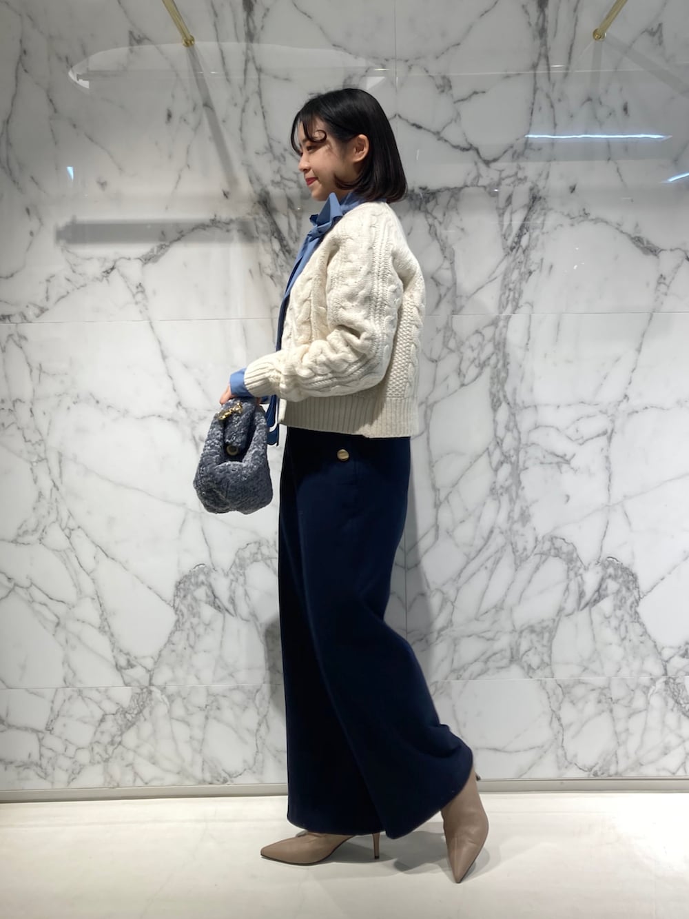 ブルー系のその他パンツ、ホワイト系のニット/セーター、ブルー系のシャツ/ブラウスを着用したレディースの秋コーディネートの3枚目の写真