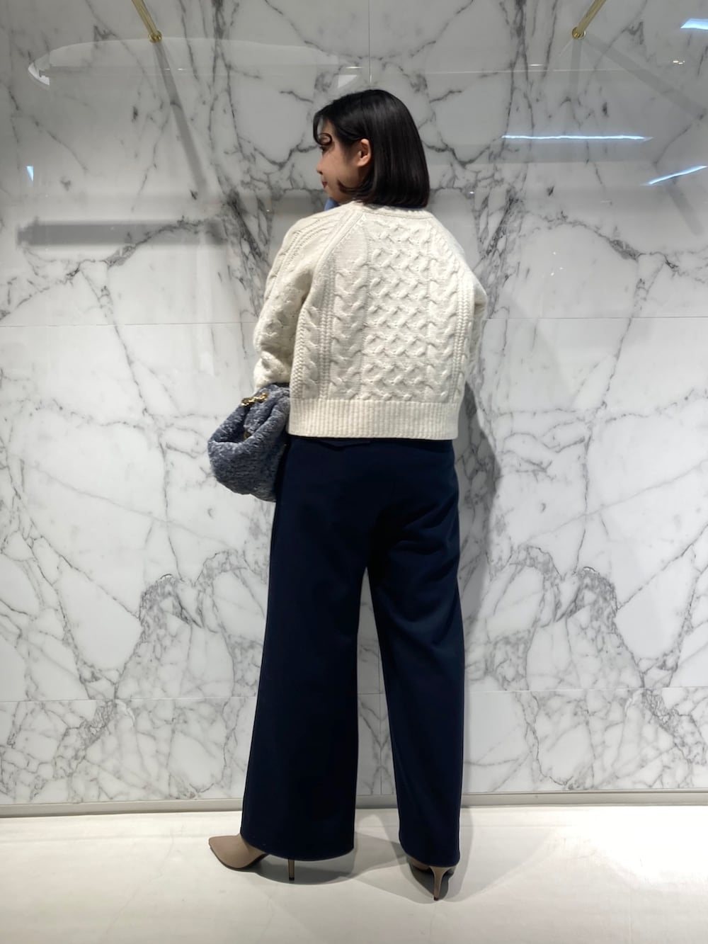 ブルー系のその他パンツ、ホワイト系のニット/セーター、ブルー系のシャツ/ブラウスを着用したレディースの秋コーディネートの4枚目の写真
