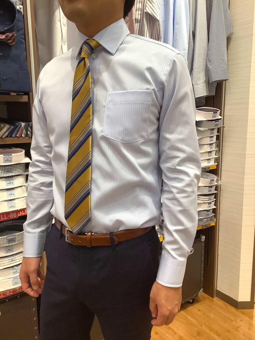 ブルー系のビジネスシャツ、その他のネクタイを着用したメンズの秋コーディネートの2枚目の写真