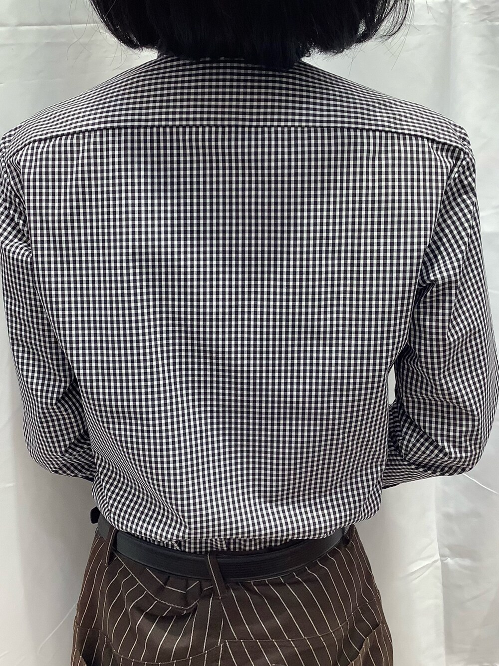 ブラック系のビジネスシャツ、その他のネクタイ、その他のネクタイを着用したメンズの冬コーディネートの5枚目の写真