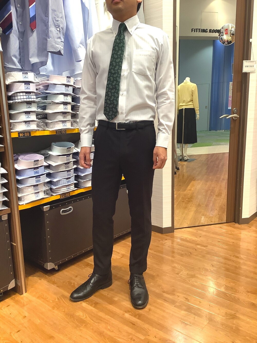 ブルー系のビジネスシャツ、その他のネクタイを着用したメンズの冬コーディネートの4枚目の写真