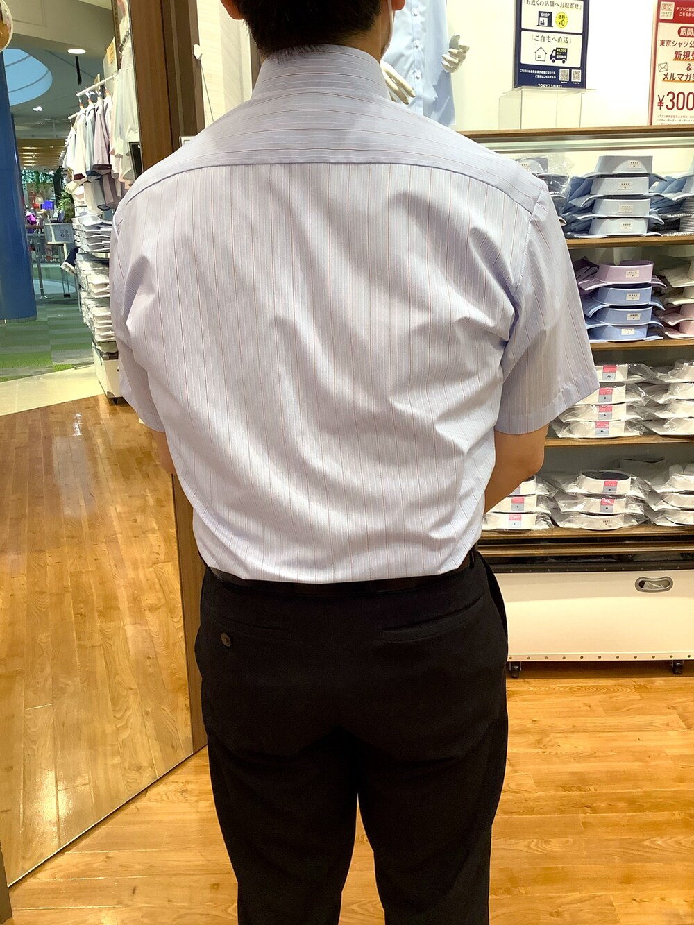 ブルー系のビジネスシャツを着用したメンズの夏コーディネートの3枚目の写真