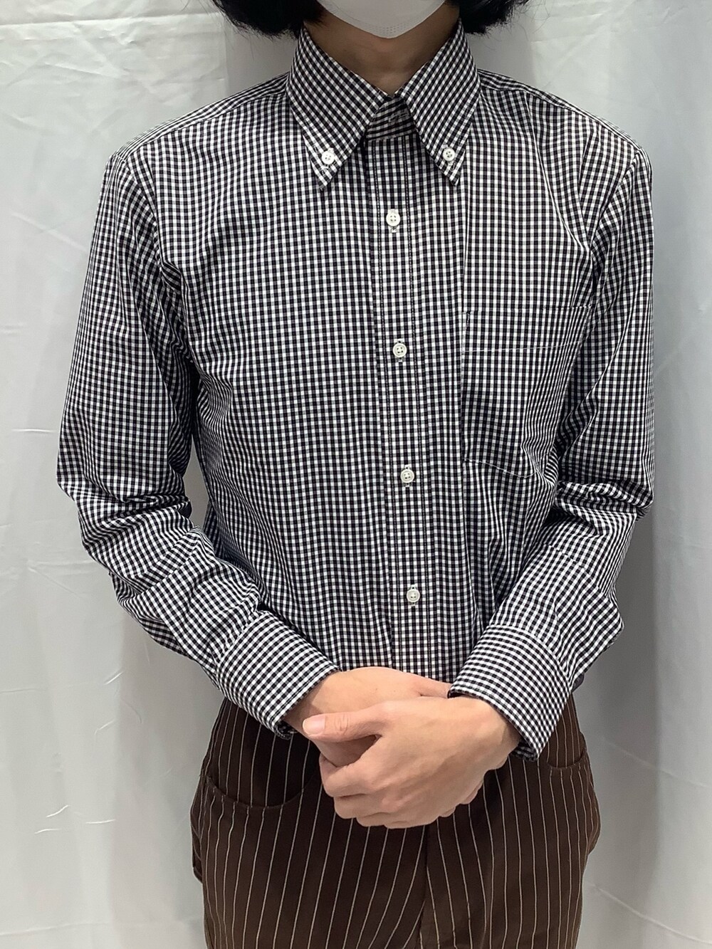 ブラック系のビジネスシャツ、その他のネクタイ、その他のネクタイを着用したメンズの冬コーディネートの3枚目の写真