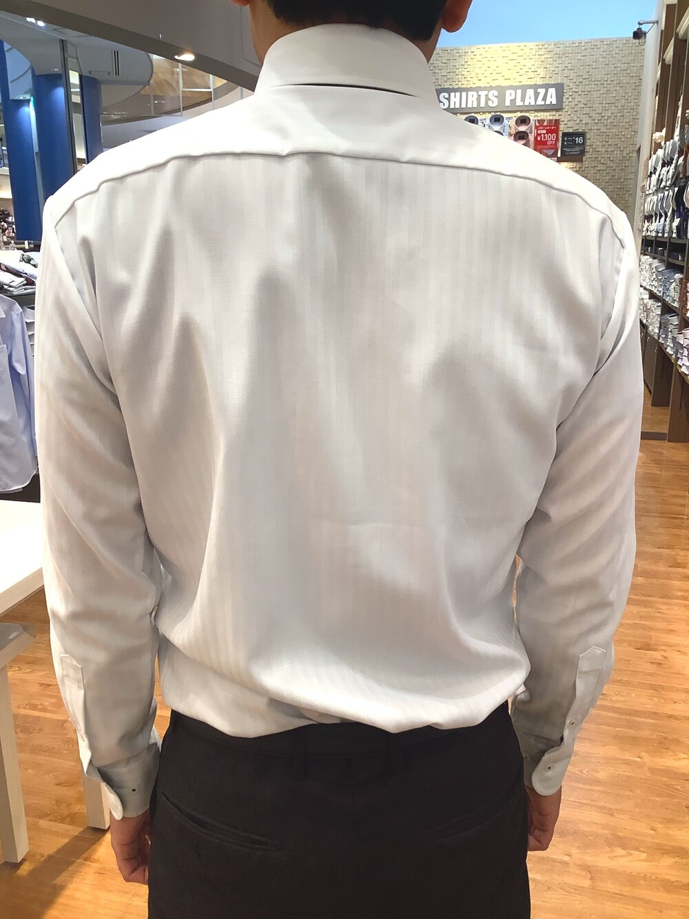 ブルー系のビジネスシャツ、その他のネクタイを着用したメンズの冬コーディネートの3枚目の写真