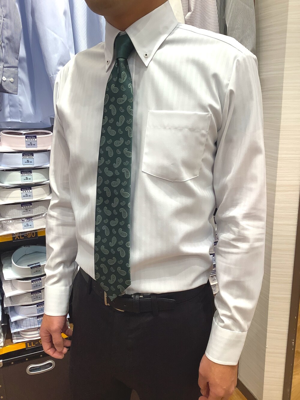 ブルー系のビジネスシャツ、その他のネクタイを着用したメンズの冬コーディネートの2枚目の写真