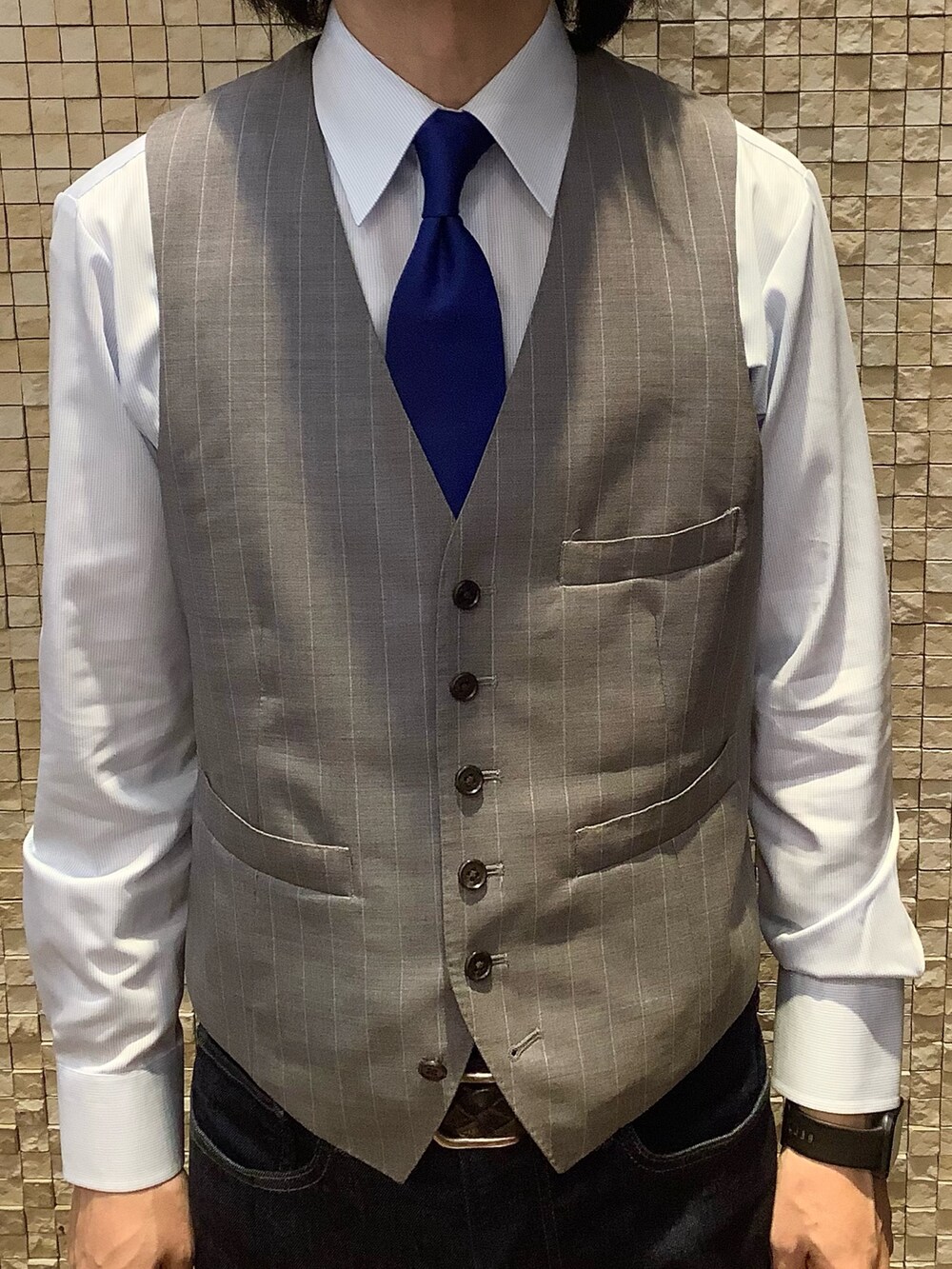 ブルー系のビジネスシャツを着用したメンズの春コーディネートの2枚目の写真