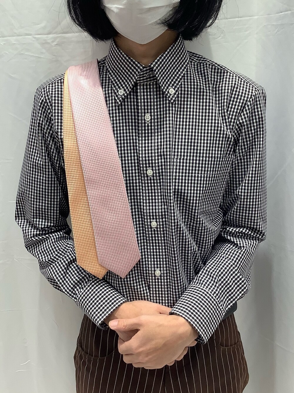 ブラック系のビジネスシャツ、その他のネクタイ、その他のネクタイを着用したメンズの冬コーディネートの2枚目の写真