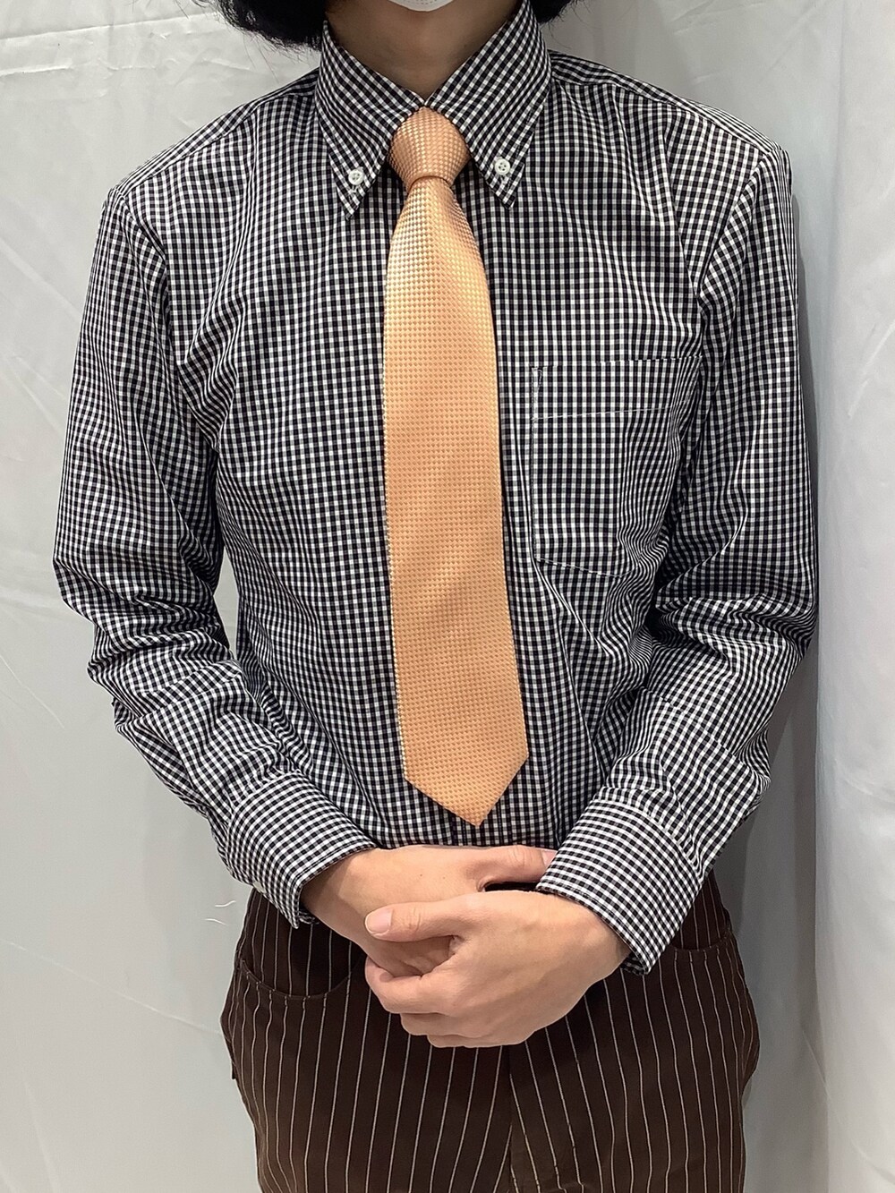 ブラック系のビジネスシャツ、その他のネクタイ、その他のネクタイを着用したメンズの冬コーディネートの4枚目の写真