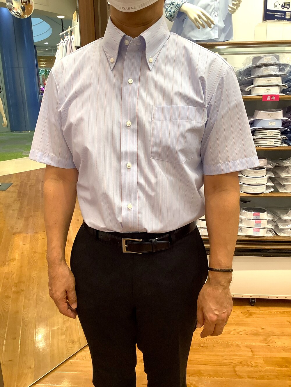 ブルー系のビジネスシャツを着用したメンズの夏コーディネートの2枚目の写真